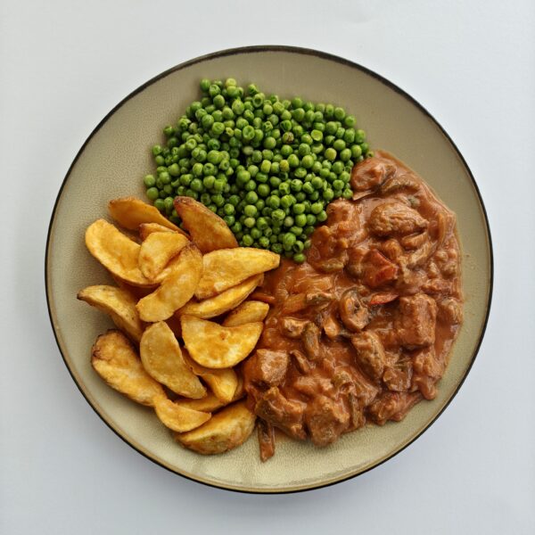 Bœuf stroganoff met aardappelwedges en erwtjes